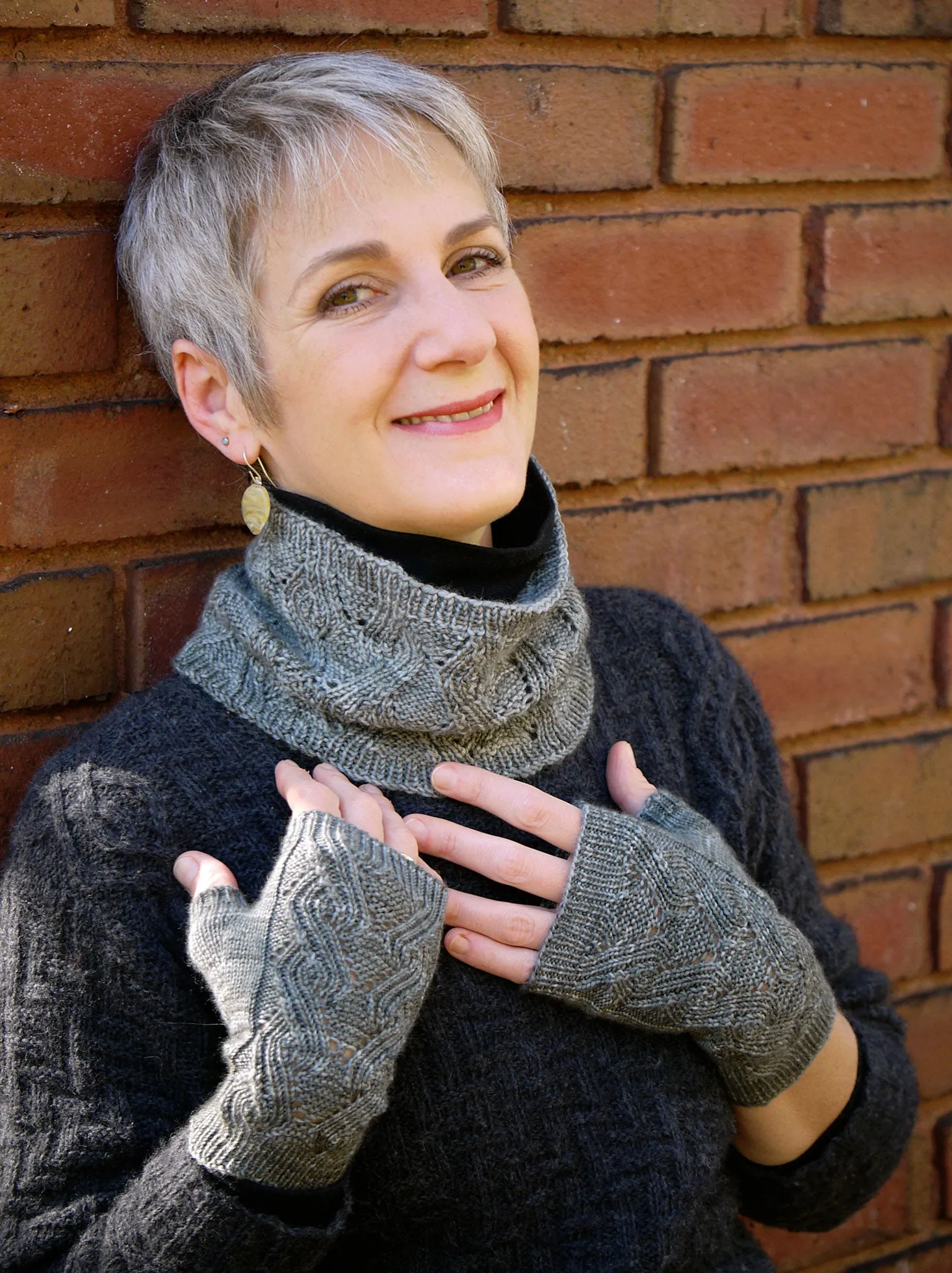 Curling Neckwarmer and Mitts <br/><small>knitting pattern</small>