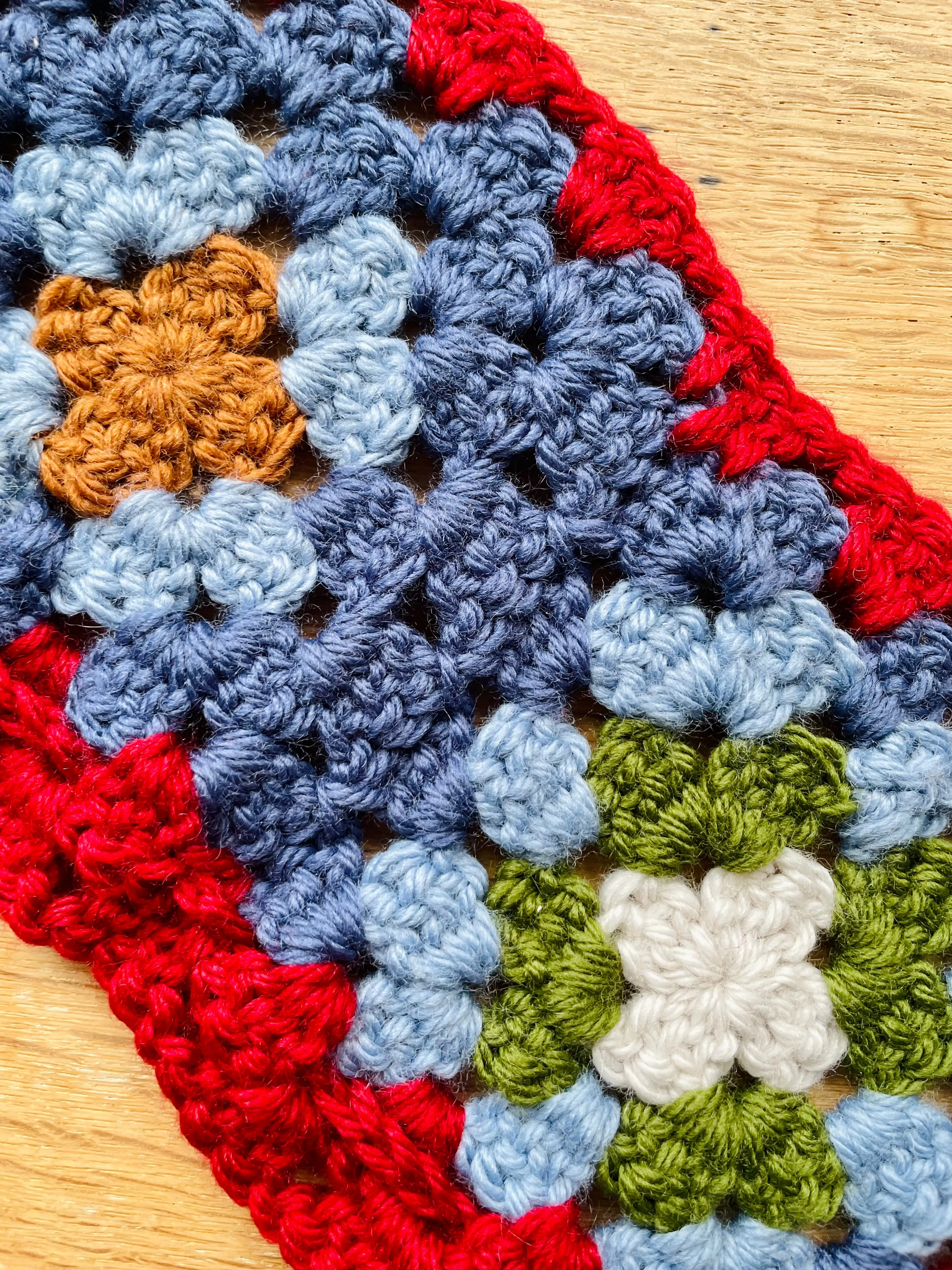 EARLYMADE Hand-knitted Granny Squares Collar — MULTI / HEART RED — UNIQUE — LAST PIECE