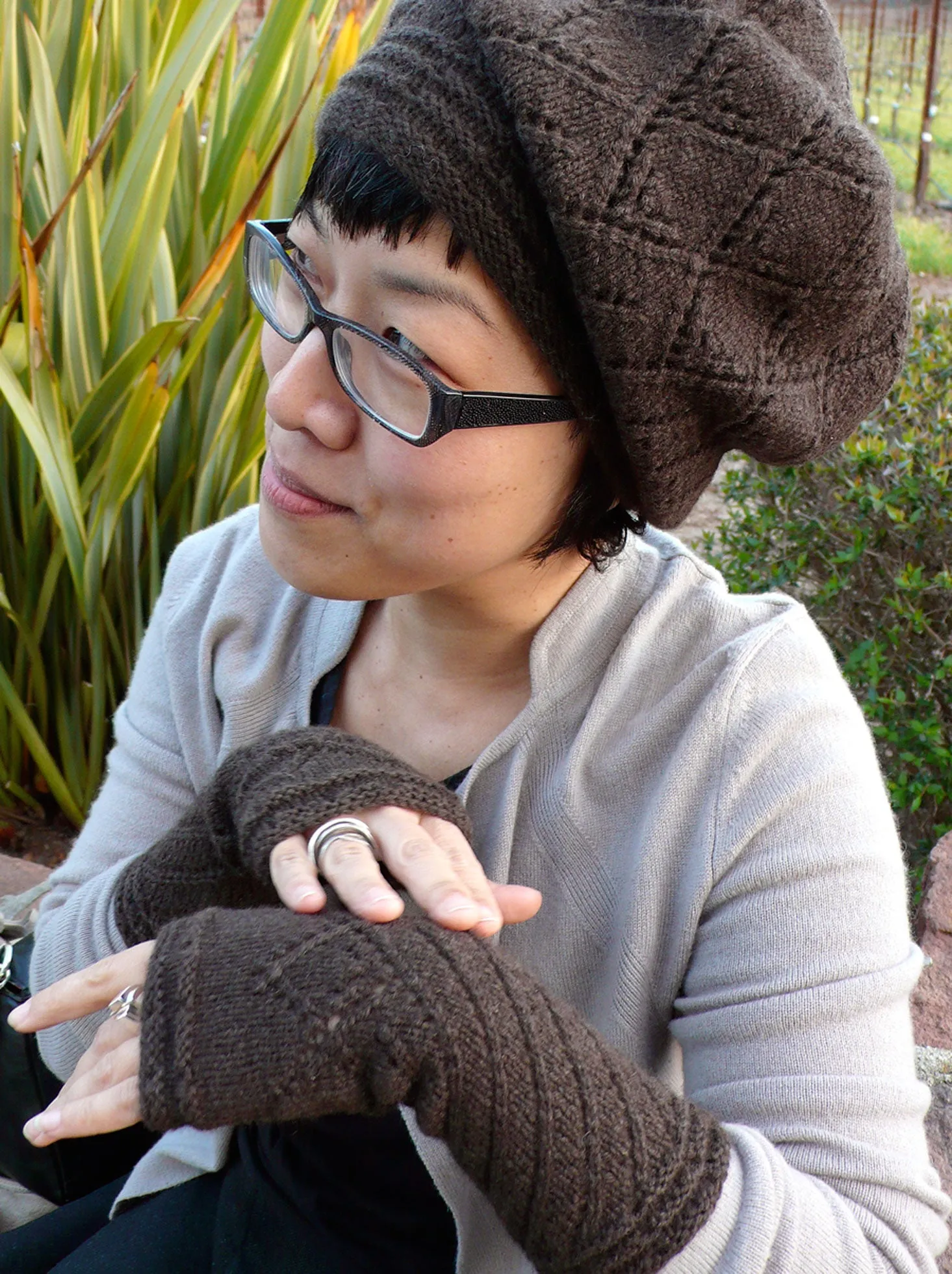 Peu Bourgeons Hat and Mitts <br/><small>knitting pattern</small>