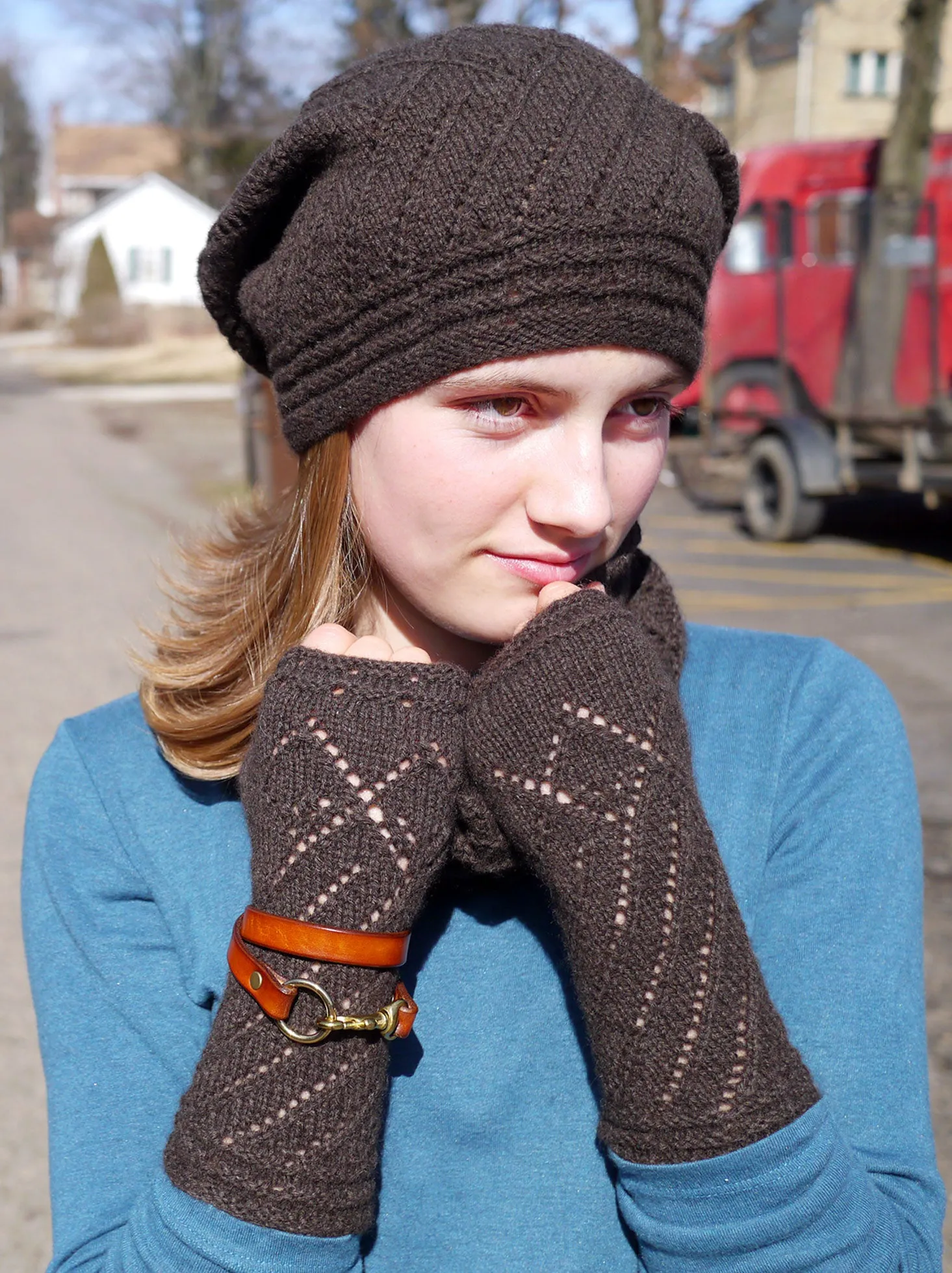 Peu Bourgeons Hat and Mitts <br/><small>knitting pattern</small>